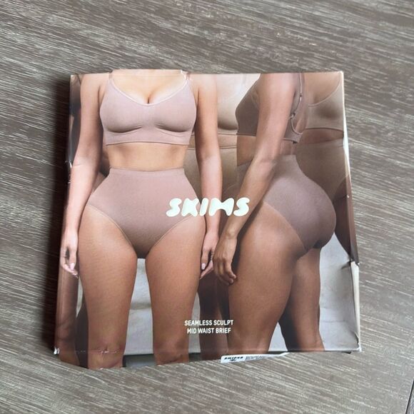 SKIMS SEAMLESS SCULPT MID WAIST BRIEF Bronze XS NWT in packaging - Picture 9 of 9